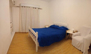 casa tipo departamento con jardin, cochera bajo techo y parrilla